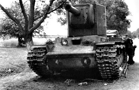 Брошенные танки КВ в пригороде. Июль 1941 г. 