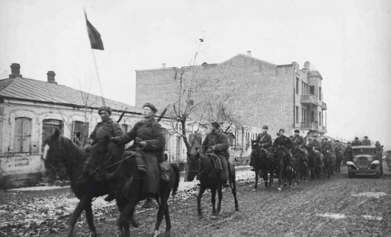 Части Красной армии входят в освобождённый Моздок. 3 января 1943 г.