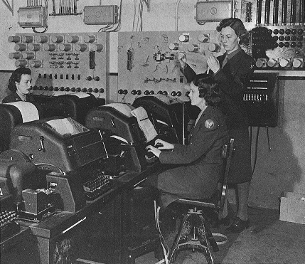 Военнослужащие WAАC работают на телетайпе. 1943 г. 