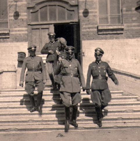 Генерал-фельдмаршал В. Лист посещает военный лазарет. Август 1942 г.