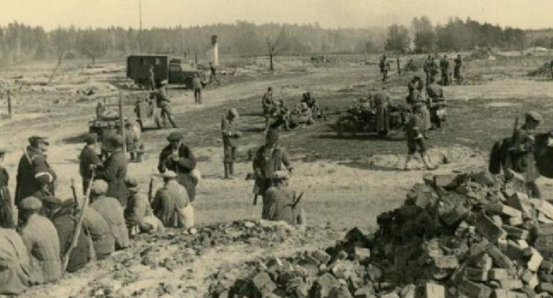 «Каминцы» на месте сожженной деревни за связь с партизанами.