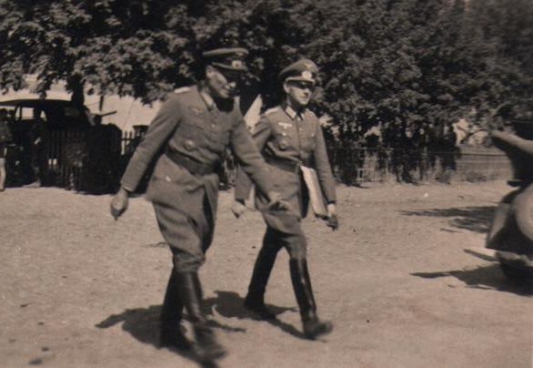 Генерал-фельдмаршал В. Лист посещает военный лазарет. Август 1942 г.