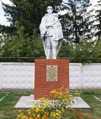 с. Верхопенье Ивнянского р-на. Памятник по улице Белгородской 22б, установленный в 1966 году в честь работников Верхопенской МТС, погибших в годы войны. 