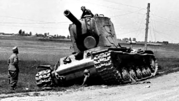 Брошенные танки КВ в пригороде. Июль 1941 г. 