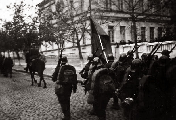 Румынские войска входят в город. Август 1941 г.