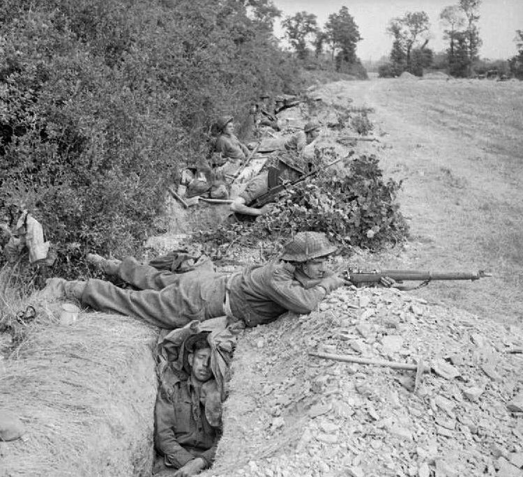 Британские пехотинцы в долине Одон. 16 июля 1944 г.