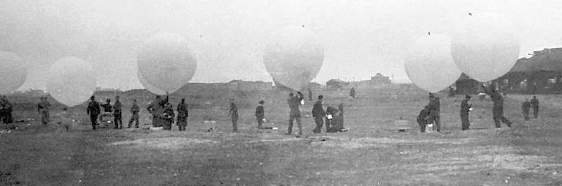 Персонал Женской королевской военно-морской службы запускает воздушные шары. 