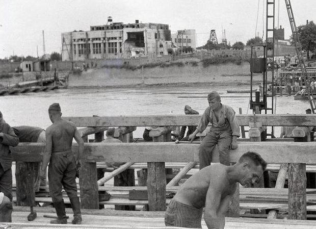 Строительство переправы через р. Кубань. 1942 г. 
