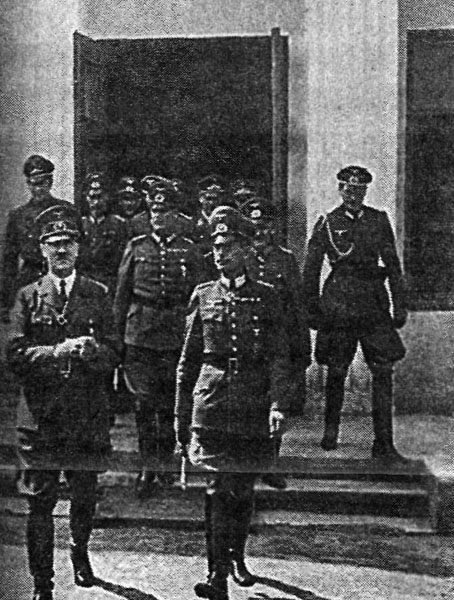 Гитлер выходит со штаба группы армий «Юг» в Бердичеве. 6 августа 1941 г.