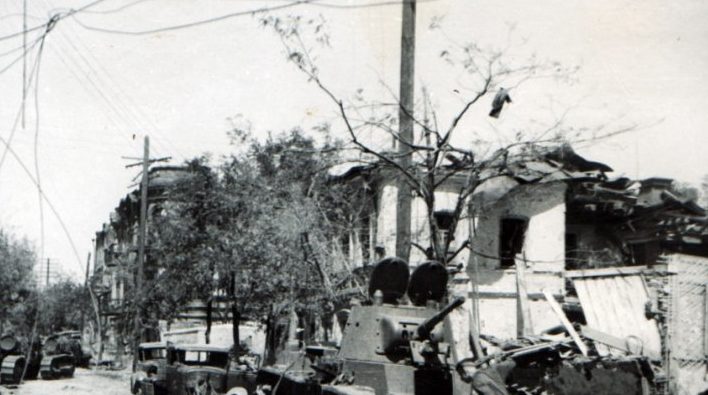 Разбитая советская техника в городе. Август 1942 г. 