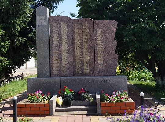 с. Вознесеновка Ивнянского р-на. Памятник по улице Центральной, установленный в 1968 году на братской могиле, в которой похоронено 389 советских воина, погибших в годы войны. 