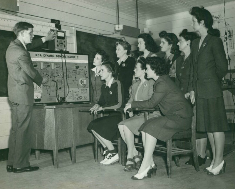 Уроки для радиомехаников в школе WAC. Пол Смитс, 1943 г.