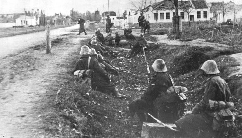 Румынские солдаты в бою за город в районе Промгородка. Октябрь 1942 г.