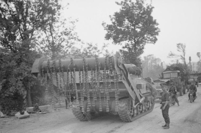 Британский цепной трал на базе танка «Шерман» у реки Орн. 18 июля 1944 г.