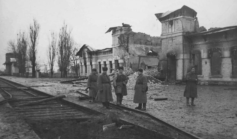 Взорванный и сожжённый немцами вокзал города Моздок. 1943 г.