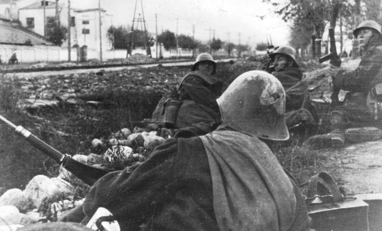 Румынские солдаты в бою за город в районе Промгородка. Октябрь 1942 г.