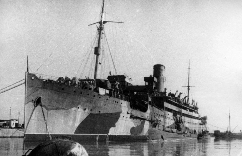 Советская подводная лодка Щ-205 у борта плавбазы «Нева» в Туапсе. 1942 г. 