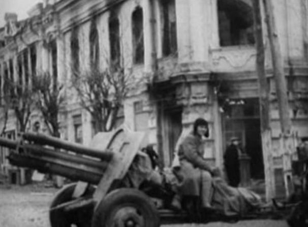 Красная Армия входит в город. Январь 1943 г.