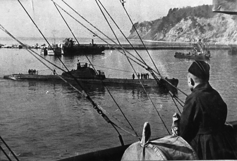 Советская подводная лодка Щ-208 входит в порт Туапсе. 1942 г.