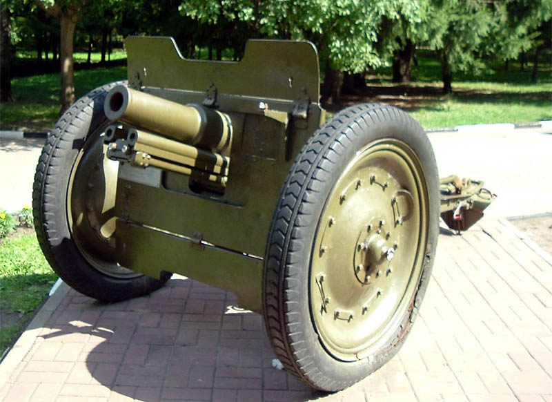 Памятник - 76-мм полковая пушка. 