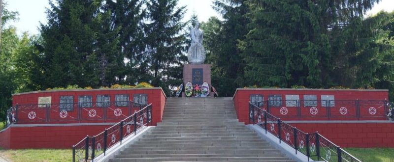 п. Ивня. Мемориал по улице Коммунальной, установленный на братской могиле, в которой похоронено 138 мирных жителей, казненных фашистами в 1943 году.