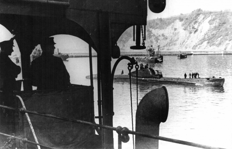 Советская подводная лодка Щ-208 входит в порт Туапсе. 1942 г.