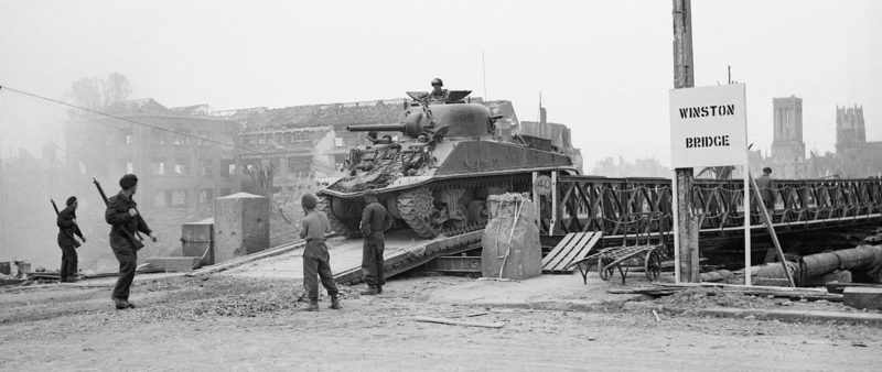 Танк «Шерман» пересекает «Мост Уинстона» через реку Орн. 24 июля 1944 г.