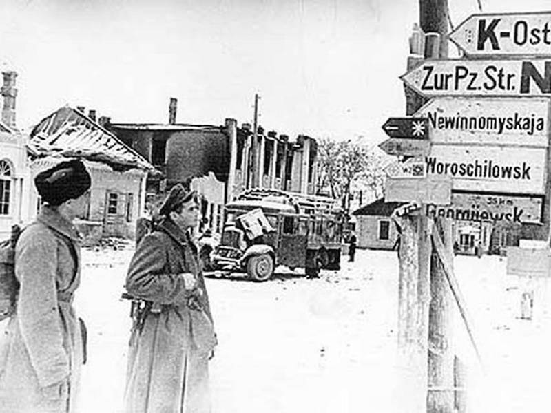 Красноармейцы в освобожденном городе. 20 января 1943 г. 
