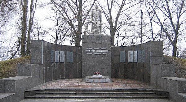 г. Белгород. Мемориал по проспекту Б.Хмельницкого, установленный на братской могиле, в которой похоронено 76 советских воинов погибших при освобождении города.