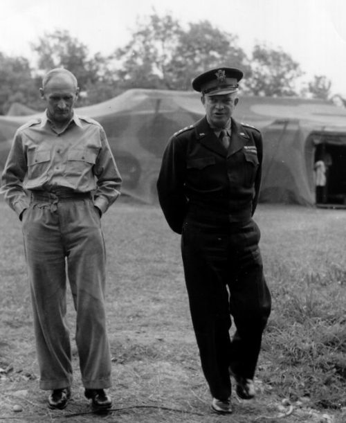 Британский фельдмаршал Бернард Монтгомери и американский генерал Дуайт Эйзенхауэр в штабе союзных войск во Франции. 26 июля 1944 г.