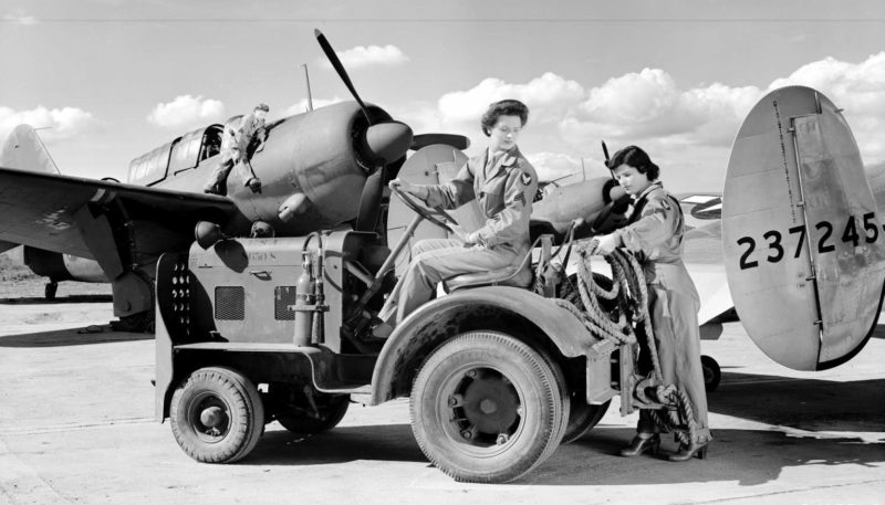 Военнослужащие WAC на обслуживании самолетов. Калифорния, 1943 г.
