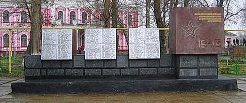 г. Белгород. Памятник по улице Корочанской, установленный на братской могиле, в которой похоронено 172 советских воина 81-й и 94-й стрелковых дивизий, погибших при освобождении города. 