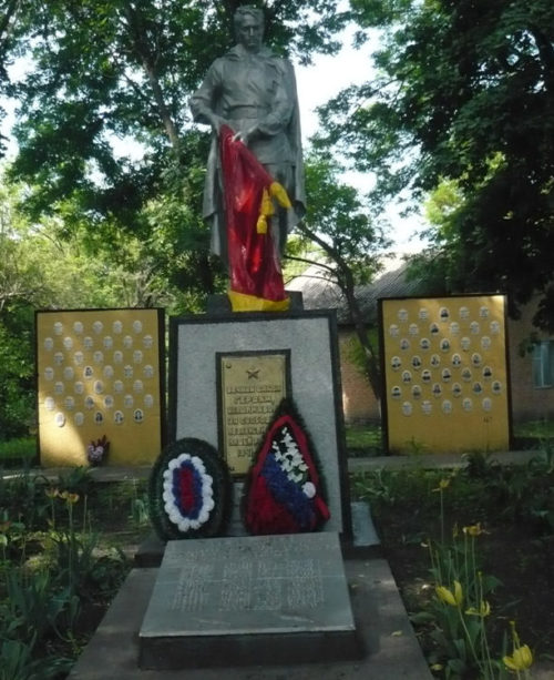 с. Казинка Валуйского городского округа. Памятник по улице Мира 16а, установленный на братской могиле, в которой похоронено 20 советских воинов, погибших в 1943 году.