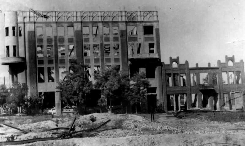Разрушенное здание бывшего Дворца пионеров. 1943 г.