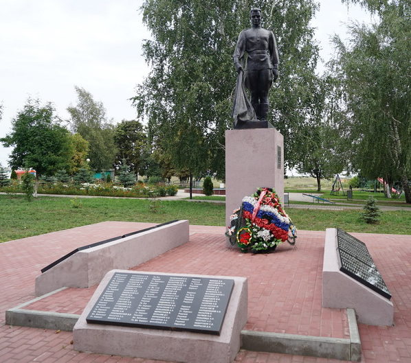 с. Кочетовка Ивнянского р-на. Памятник по улице Мичурина, установленный 1967 году на братской могиле, в которой похоронено 189 советских воинов, погибших в годы войны.