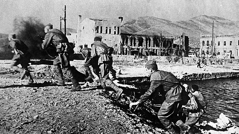 Советские войска высаживаются десантом на причале города. 1942 г. 