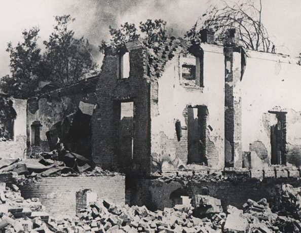 Руины города. 1943 г.