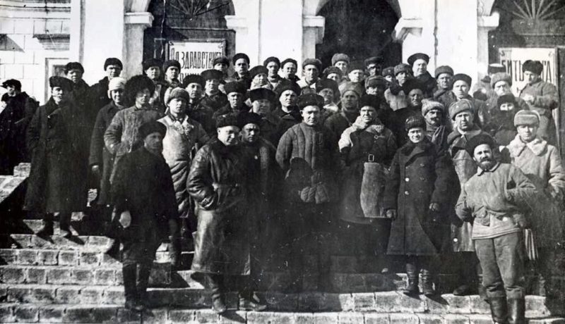 Командир Северной группы партизанских отрядов Ставрополья А. Н. Попов с партизанами отряда «Мститель». 1943 г.
