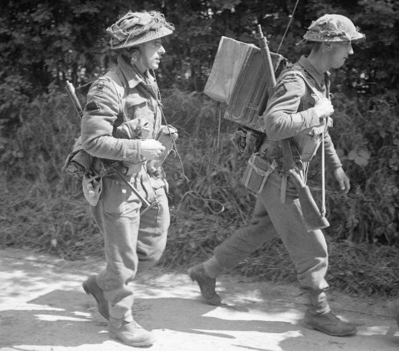 Британские пехотинцы у Комонта. 31 июля 1944 г.