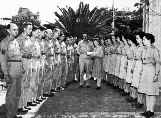 Процедура замена мужчин, военнослужащими-женщинами из WAC в штабе войск. Северная Африка. 1944 г.
