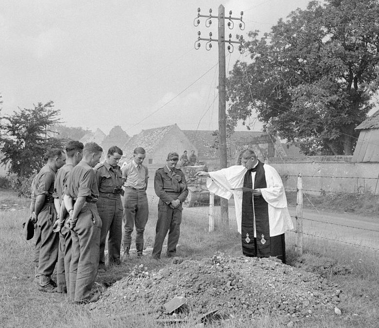 Похороны британского солдата рядом с дорогой в Лезье в Нормандии. Июль 1944 г. 