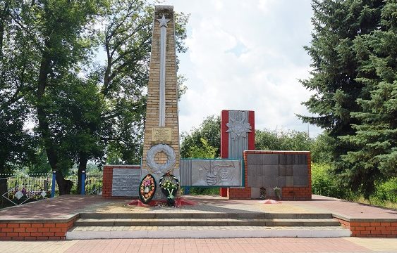 с. Новенькое Ивнянского р-на. Памятник по улице Куйбышева, установленный в 1981 году на братской могиле, в которой похоронено 279 советских воинов, погибших в 1943 году. 
