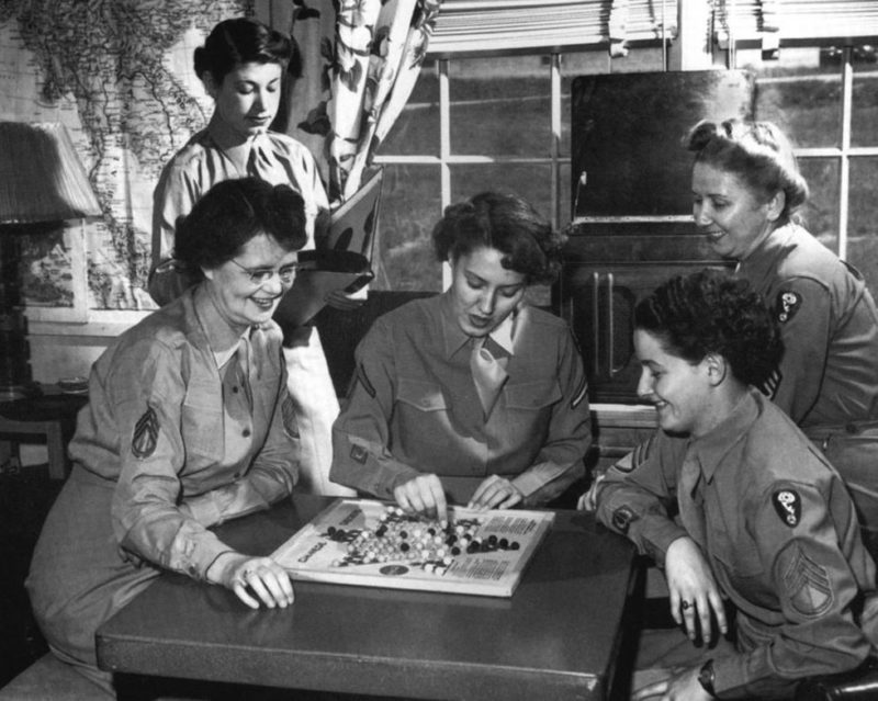 Военнослужащие WAC за игрой в китайские шашки. 1944 г.