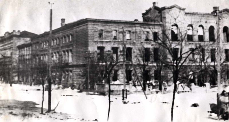 Сожженное здание зооветинститута. 1943 г. 