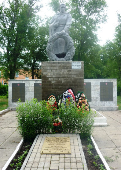 с. Мандрово Валуйского городского округа. Памятник по улице Школьной, установленный на братской могиле, в которой похоронено 3 советских воина, погибших в годы войны.
