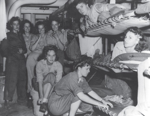 Транспортировка военнослужащих на корабле. 1944 г. 