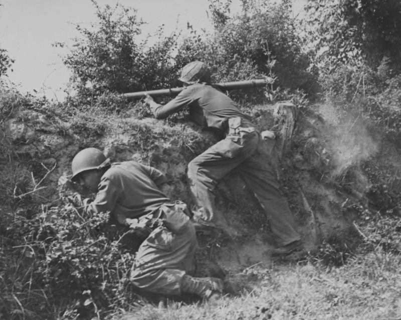 Американский солдат стреляет из гранатомета «Базука» в районе французской деревни Лесе. Июль 1944 г. 