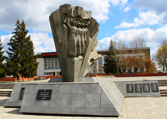 г. Белгород. Памятник по улице Широкой, установленный на братской могиле, в которой похоронено 483 советских воинов, погибших при освобождении города в 1943 году.