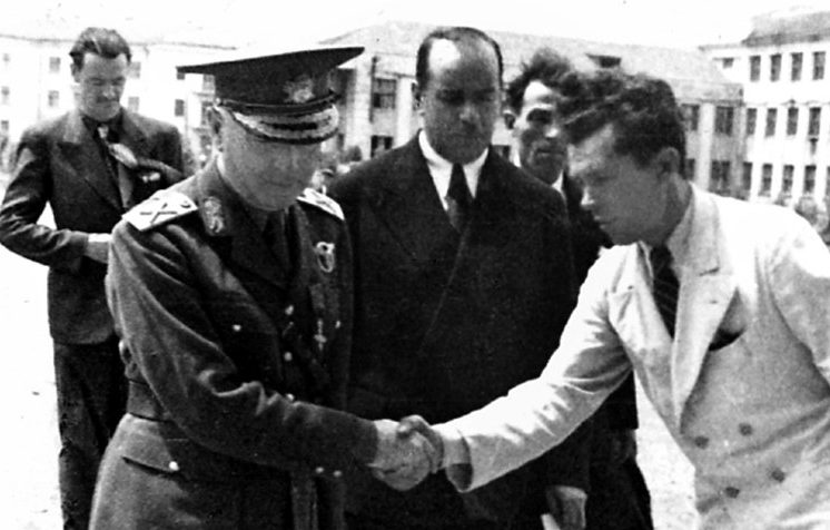 Встреча румынского военачальника у драмтеатра. 1942 г. 