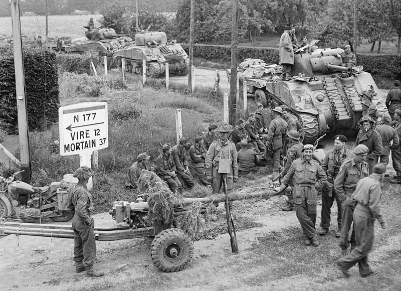Танки с буксируемыми противотанковыми орудиями в Сен-Шарль-де-Перси. 2 августа 1944 г.